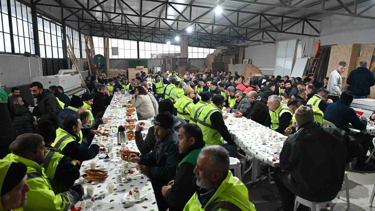 Karacabey Belediye Başkanı Fatih Karabatı saha personelini kahvaltıda ağırladı