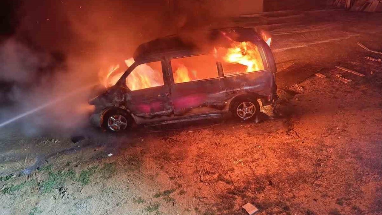 Karacasu'da seyir halindeki ticari araçta yangın: araç kullanılamaz hale geldi