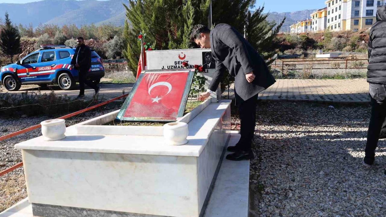 Karacasulu Şehit Jandarma Uzman Çavuş Kenan Karabacaklı, Şehadetinin 9. Yılında Mezarı Başında Anıldı