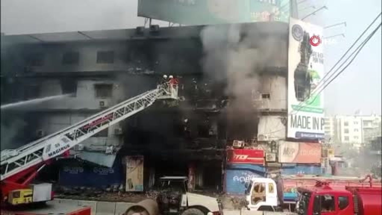 Karaçi'de alışveriş merkezi yangını: 1 itfaiye eri dahil 6 kişi hayatını kaybetti