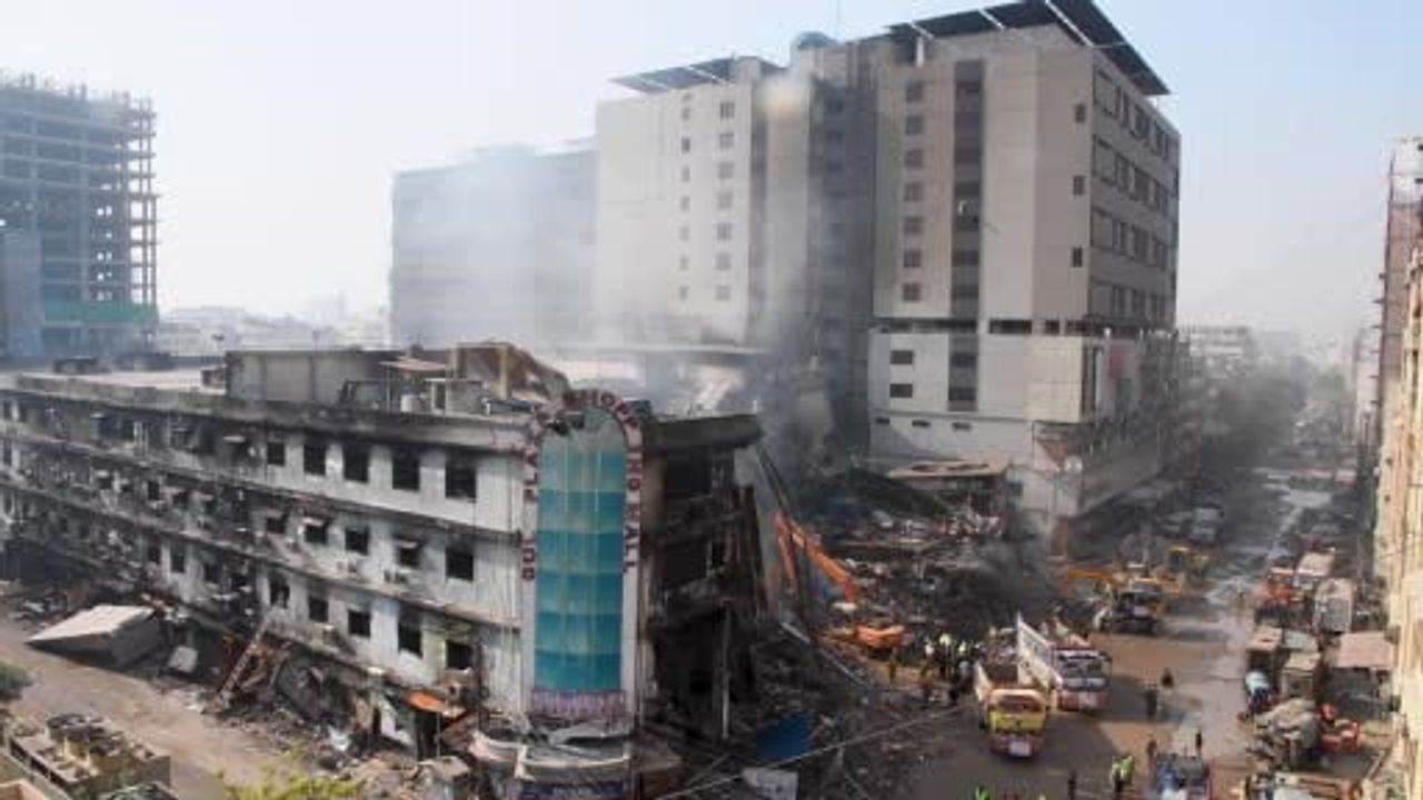 Karaçi'de Gul Plaza AVM yangınında can kaybı 60'a yükseldi