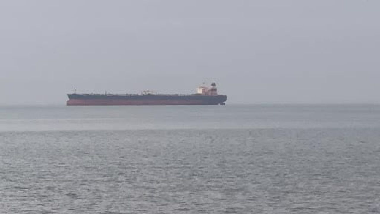 Karadeniz'de dron saldırısında isabet alan Palau bandıralı petrol tankeri İnebolu demirleme sahasına getirildi