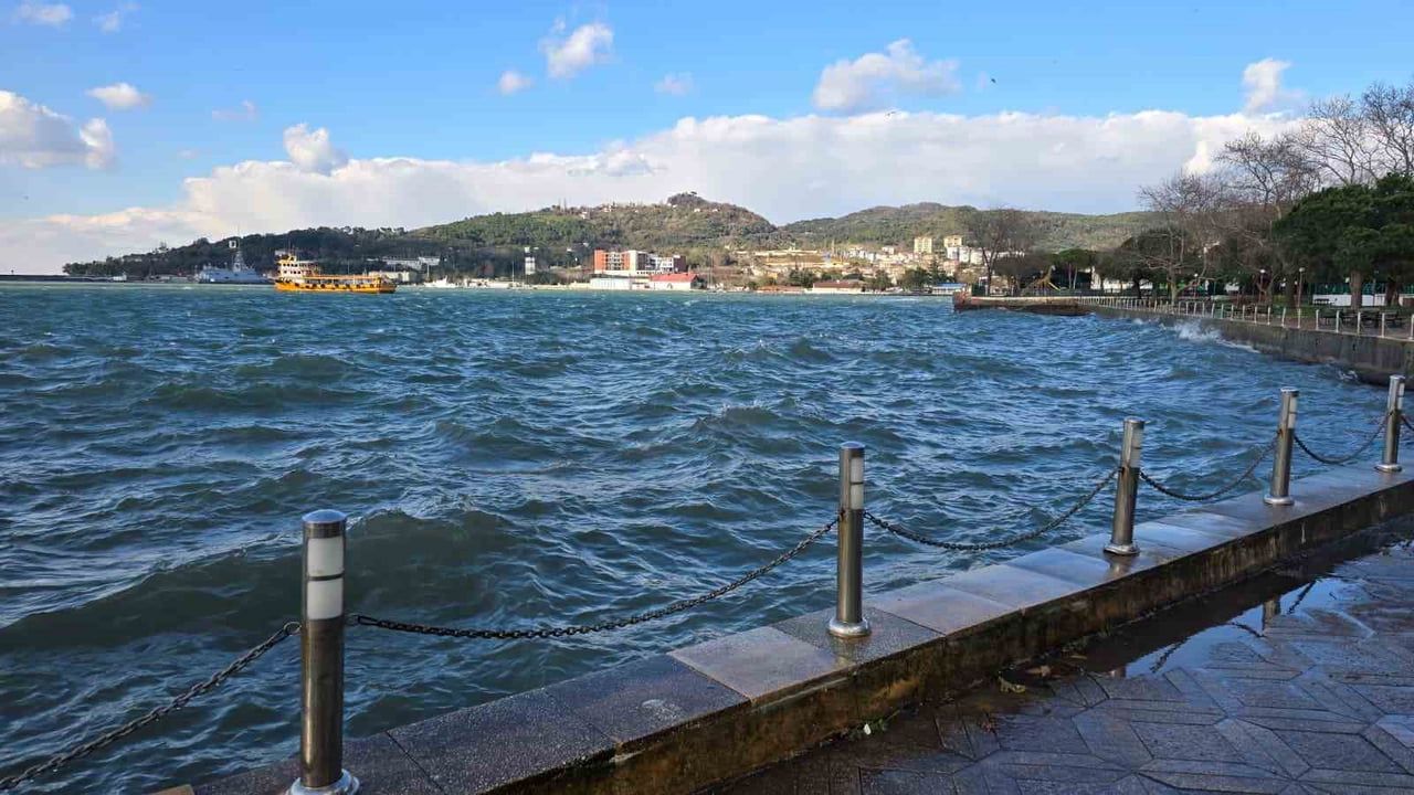 Karadeniz Ereğli'de Fırtına: Mendireği Aşan Dalgalar ve Sahil Taşkınları