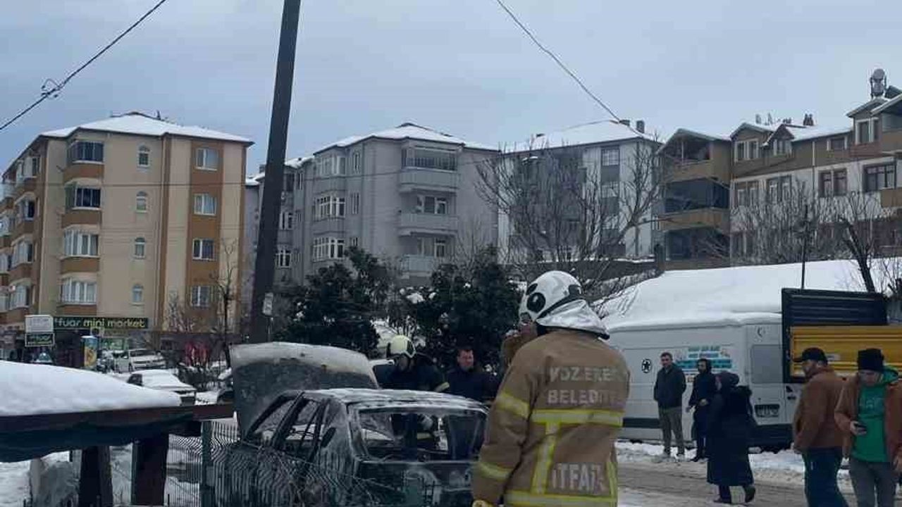 Karadeniz Ereğli'de park halindeki otomobil yandı; araç kullanılamaz hale geldi