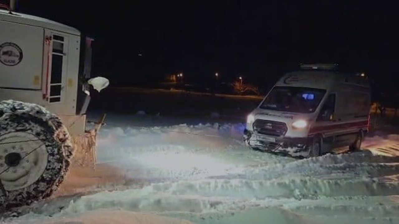 Karakoçan’da karda kalan ambulans İl Özel İdaresi ekiplerince kurtarıldı