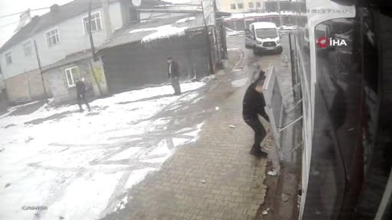 Karakoçan'da Muş–Bursa seferindeki 34 AT 4949 plakalı yolcu otobüsüne saldırı