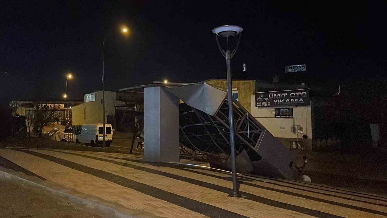 Karaman'da akşam fırtınası: çatılar ve ağaçlar zarar gördü