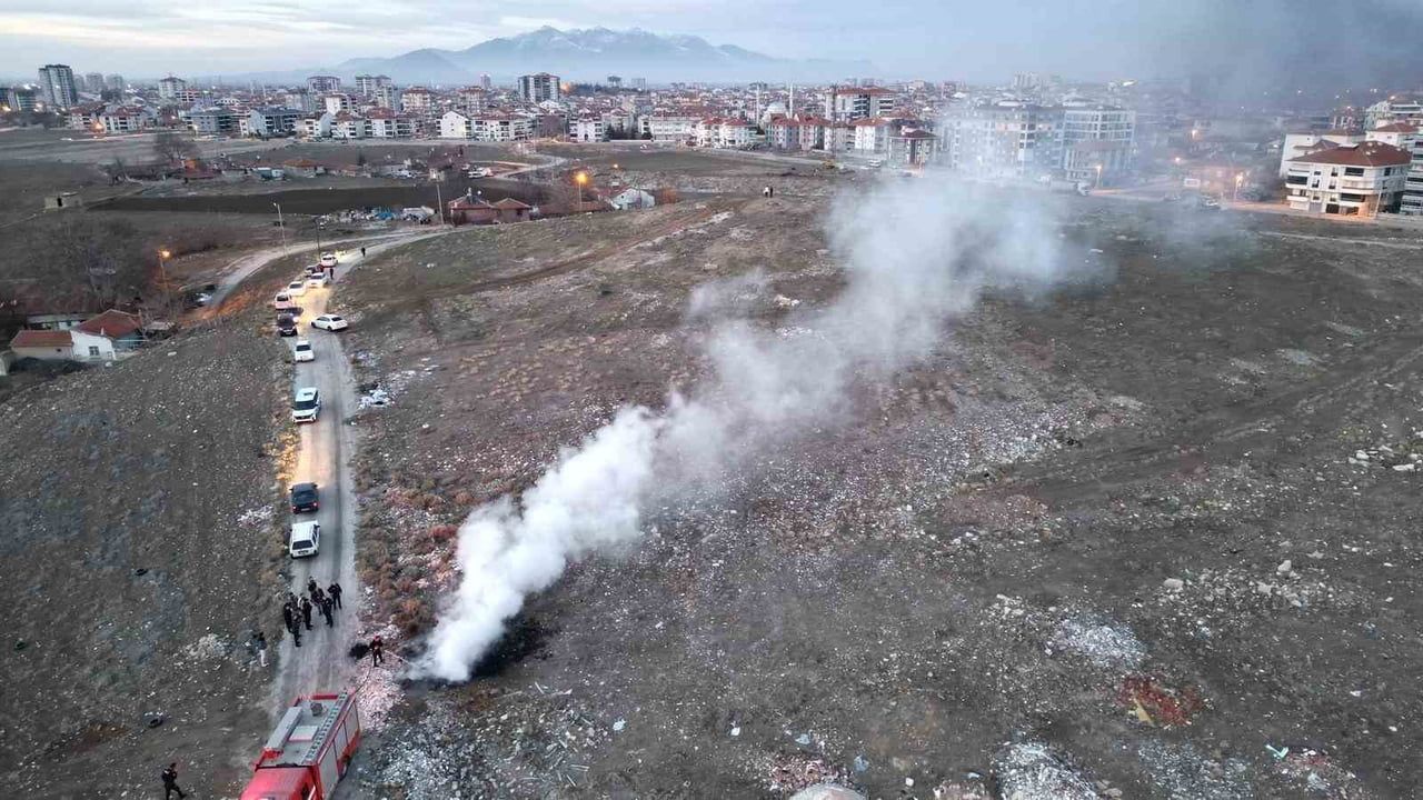 Karaman'da boş arazide atık yangını itfaiyenin müdahalesiyle söndürüldü