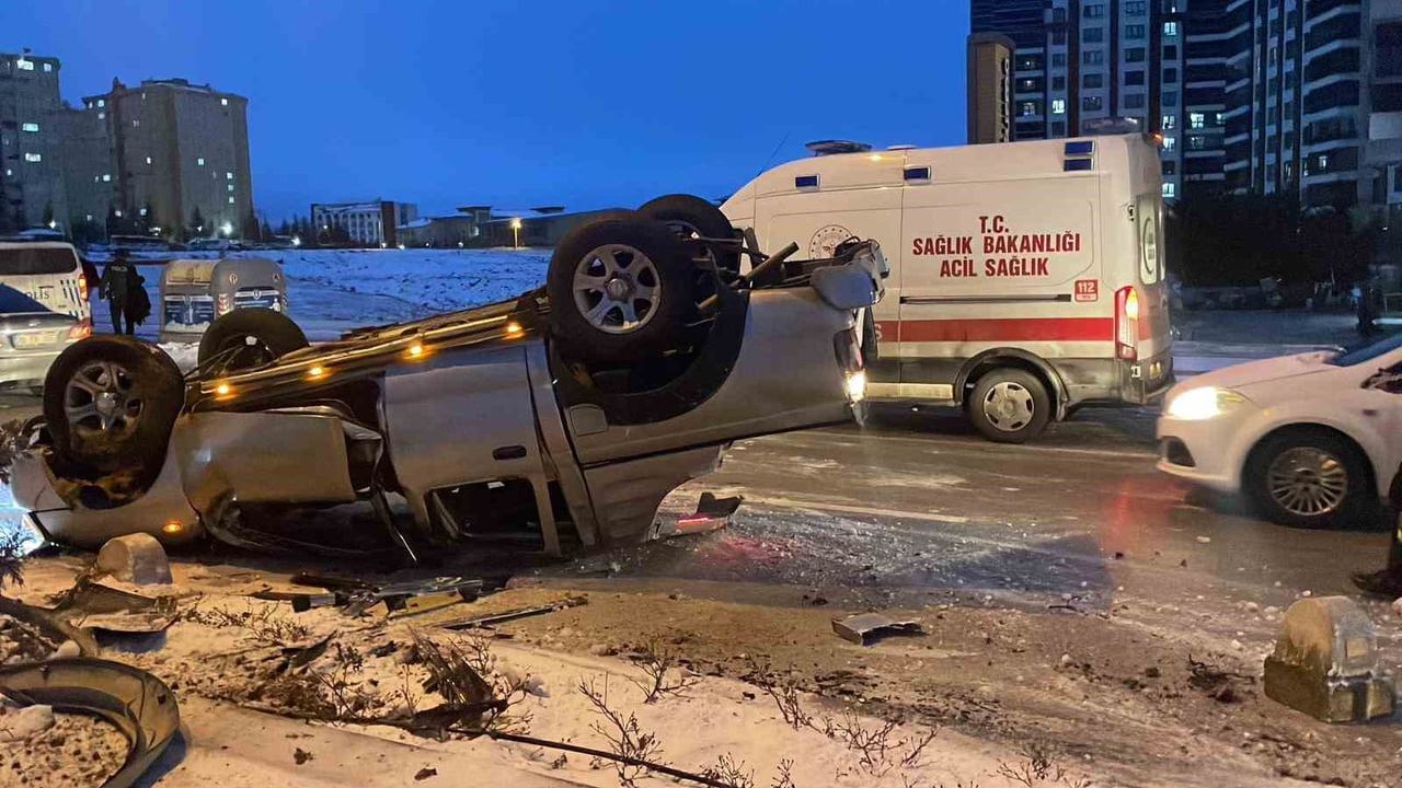 Karaman'da buzlanma nedeniyle kamyonet devrildi: 2 yaralı