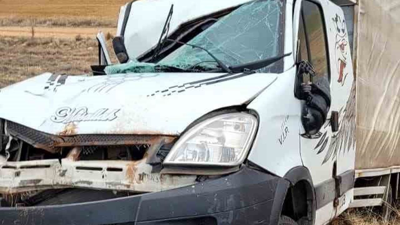 Karaman'da fırtına kamyoneti devirdi, römork karşı şeride fırladı — O anlar kamerada