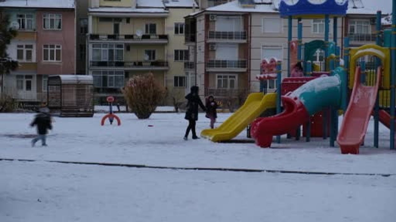 Karaman’da kar tatilinde çocuklar Karaman Kalesi yokuşunda kayarak eğlendi