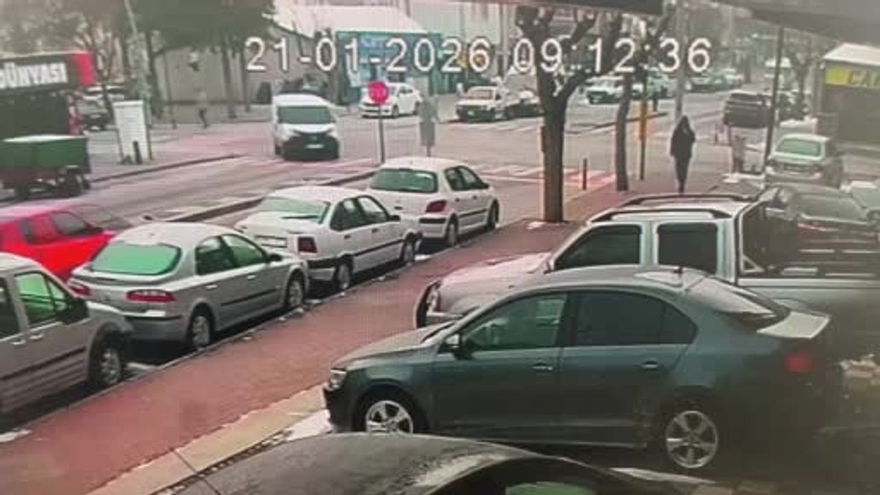 Karaman'da kavşak kazası: Bir otomobil iş yerine daldı, 3 kişi yaralandı