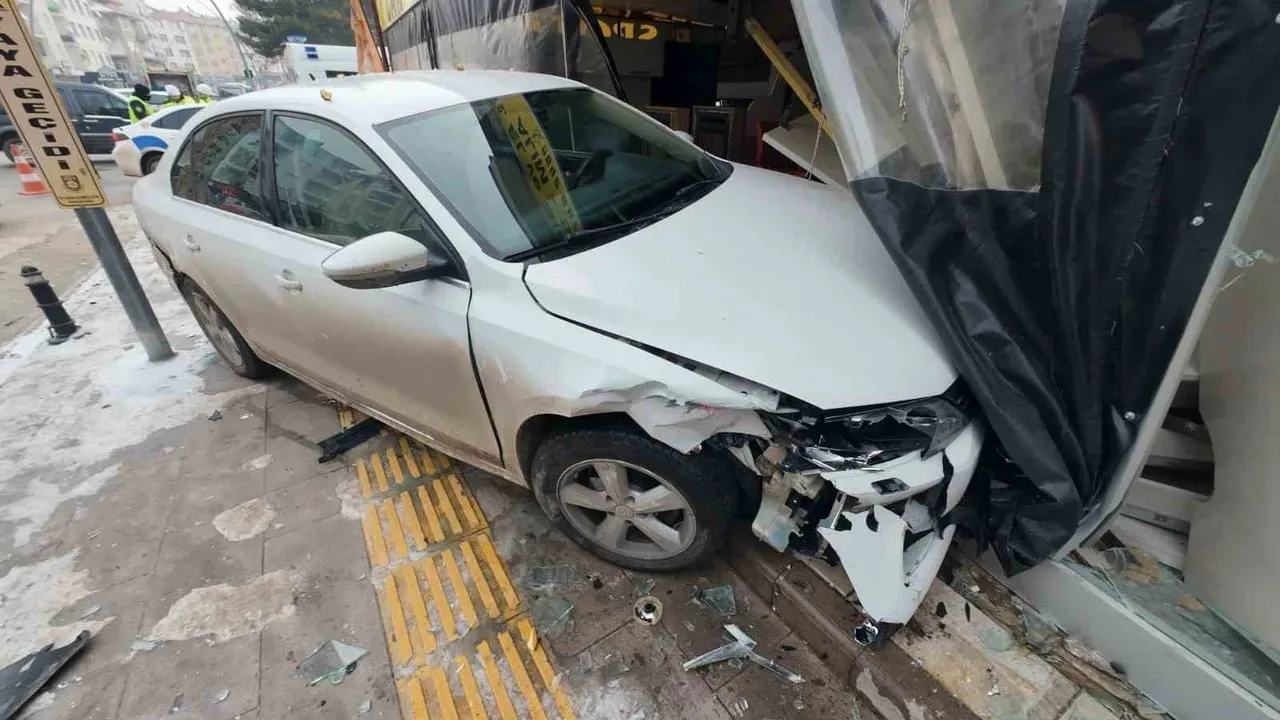 Karaman’da kavşak kazası: Otomobil iş yerine daldı, 3 kişi yaralandı