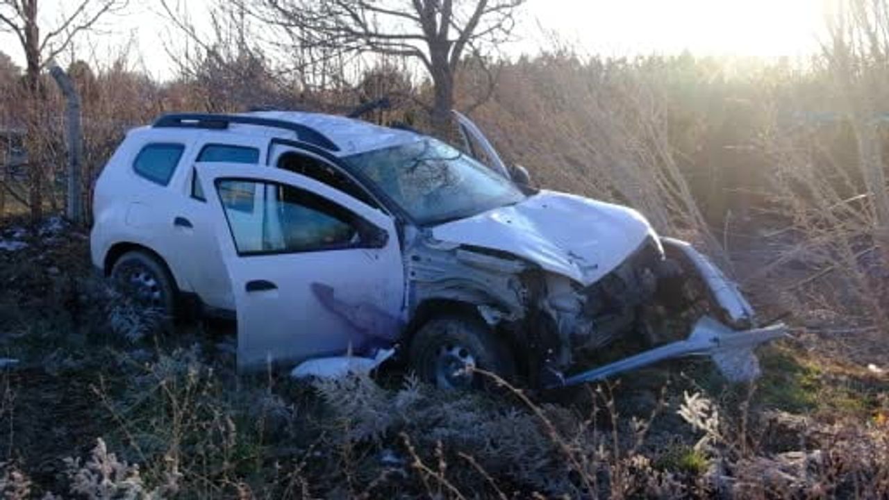Karaman'da kontrolden çıkan cip trafik levhalarına çarparak savruldu: 1 yaralı