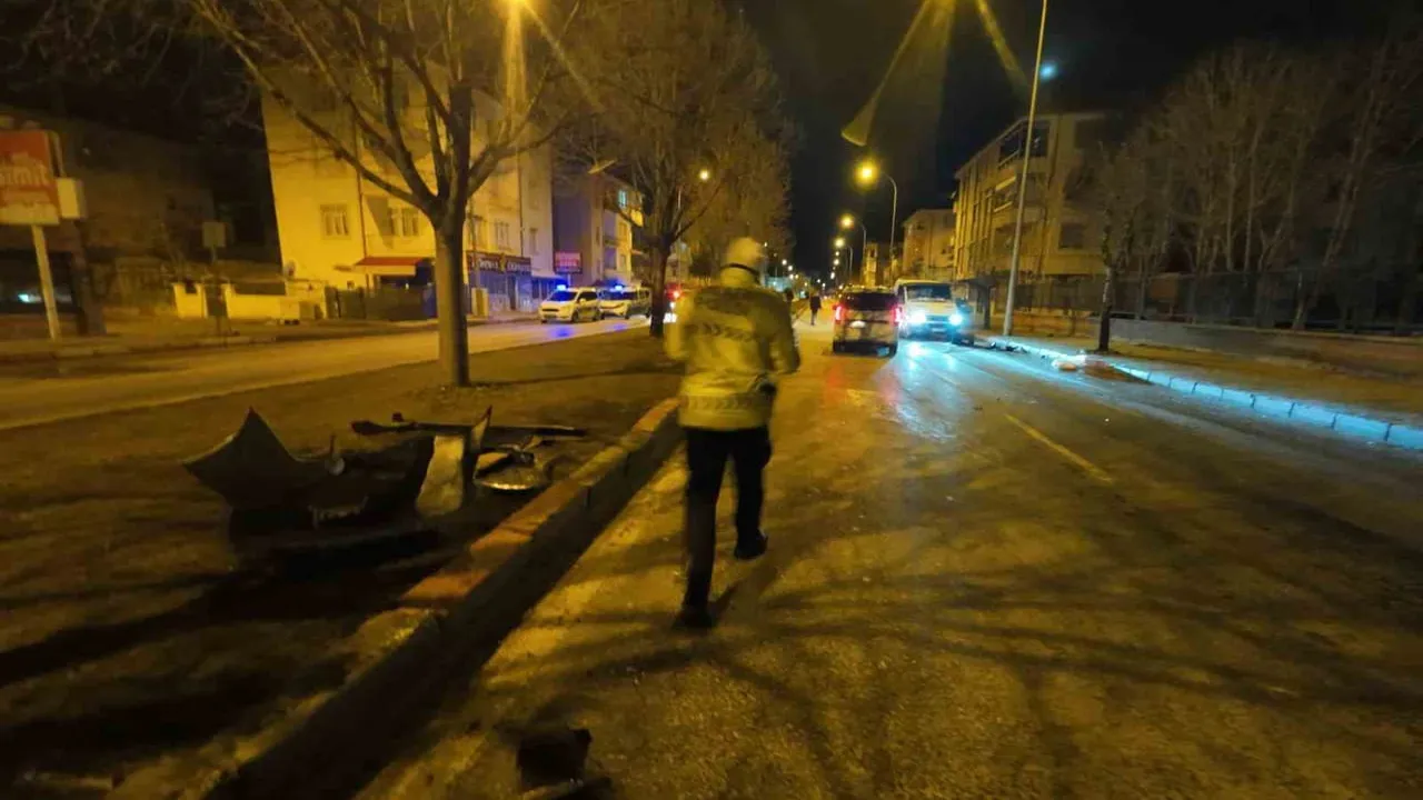 Karaman'da kontrolden çıkan otomobil defalarca dönerek savruldu; 2 kişi hafif yaralandı