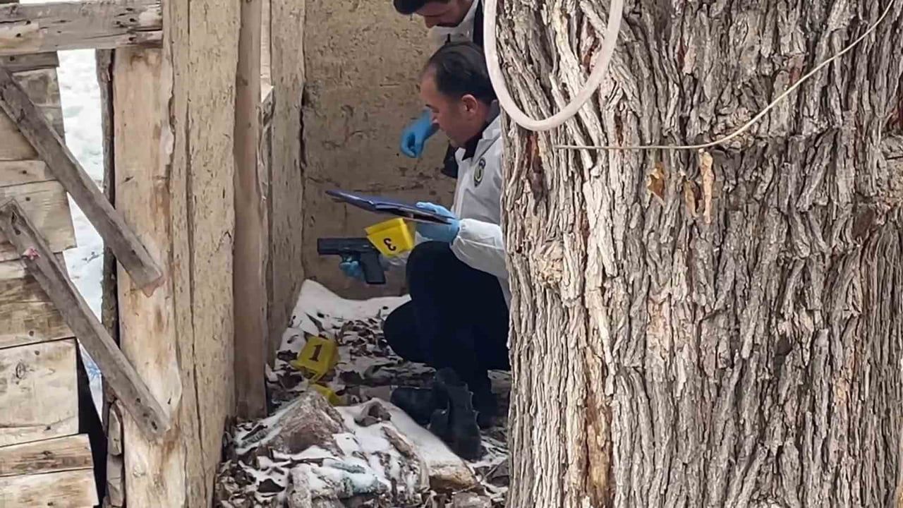 Karaman'da kovalamaca sonucu yakalanan iki şüpheli; metruk evde 2 tabanca ele geçirildi