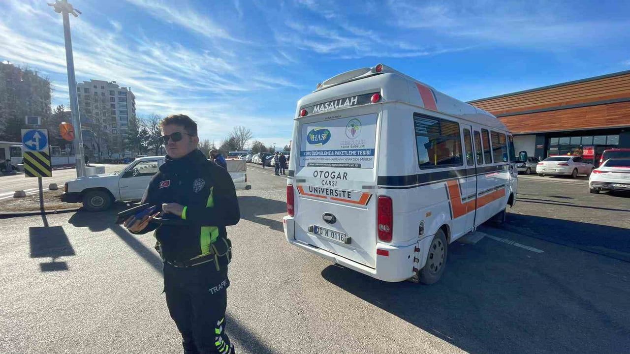 Karaman'da minibüs ile kamyonetin kavşakta çarpıştığı kaza güvenlik kamerasında