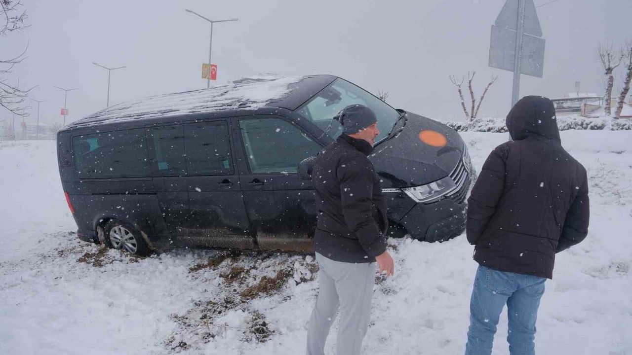 Karaman'da minibüs karla kaplı yolda şarampole indi — yaralanma yok