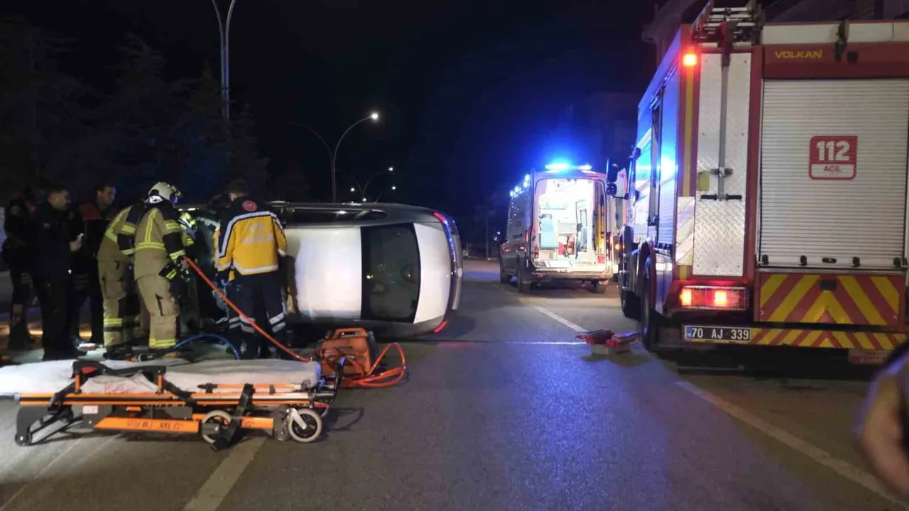Karaman’da park halindeki araca çarpan otomobil devrildi; sürücü itfaiye ekiplerince kurtarıldı