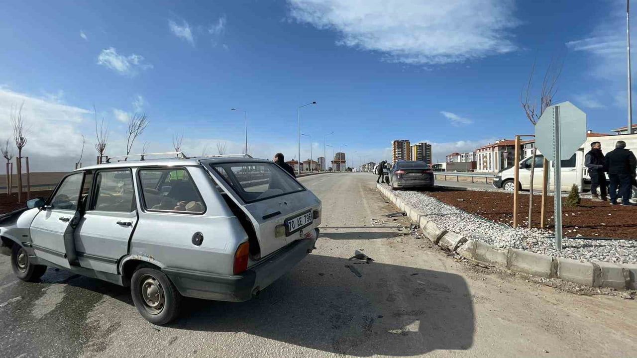 Karaman'da ters yöne giren otomobil köprülü kavşakta başka araçla çarpıştı