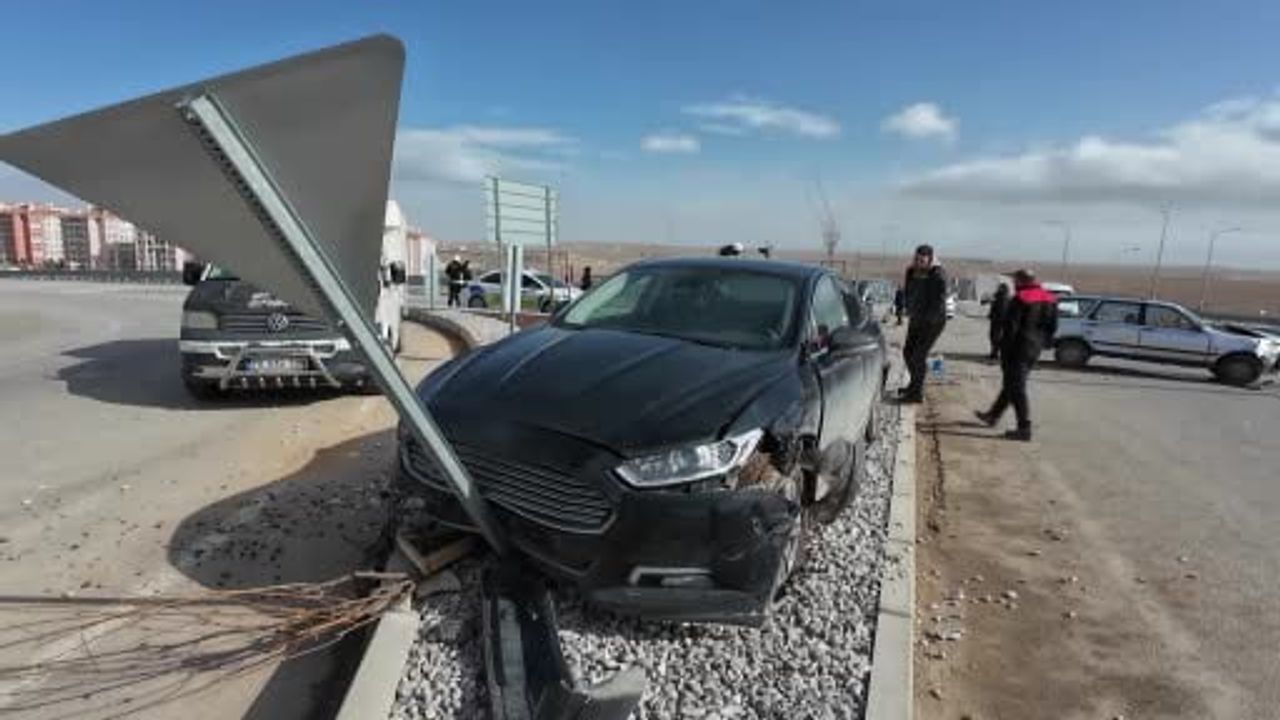 Karaman'da ters yöne giren otomobil köprülü kavşakta başka araçla çarpıştı