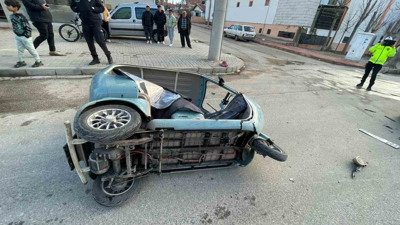 Karaman'da üç tekerlekli elektrikli bisiklet ile otomobil çarpıştı; iki çocuk hastaneye kaldırıldı