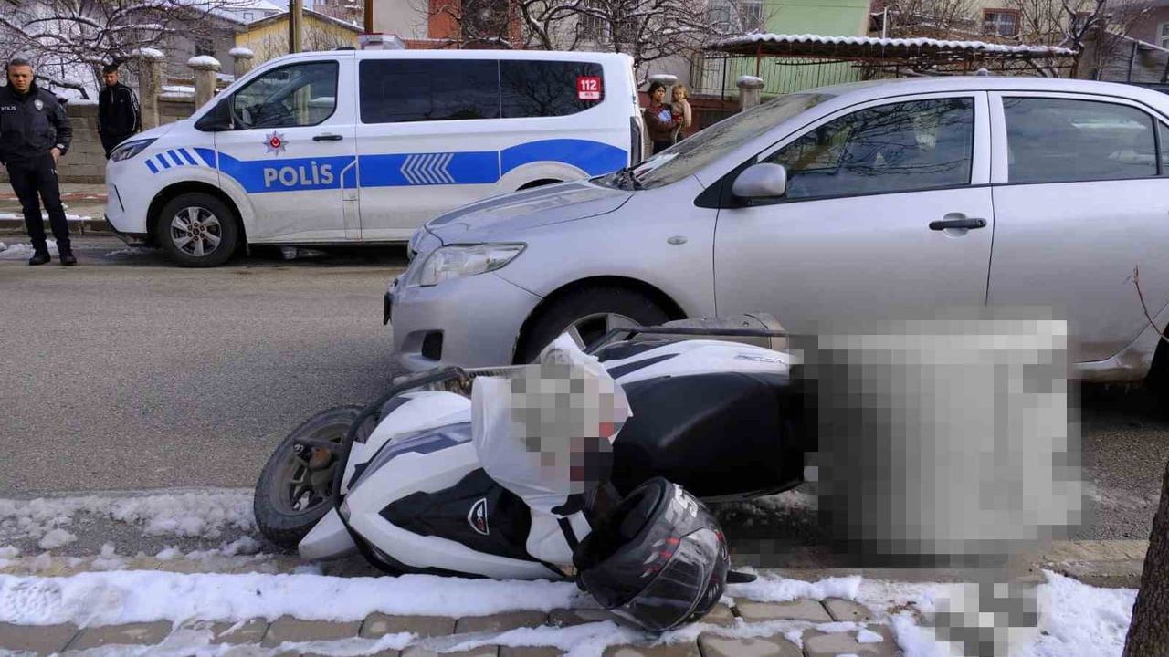 Karaman'da Zembilli Ali Efendi Mahallesi'nde otomobil ile motokurye çarpıştı: 1 yaralı