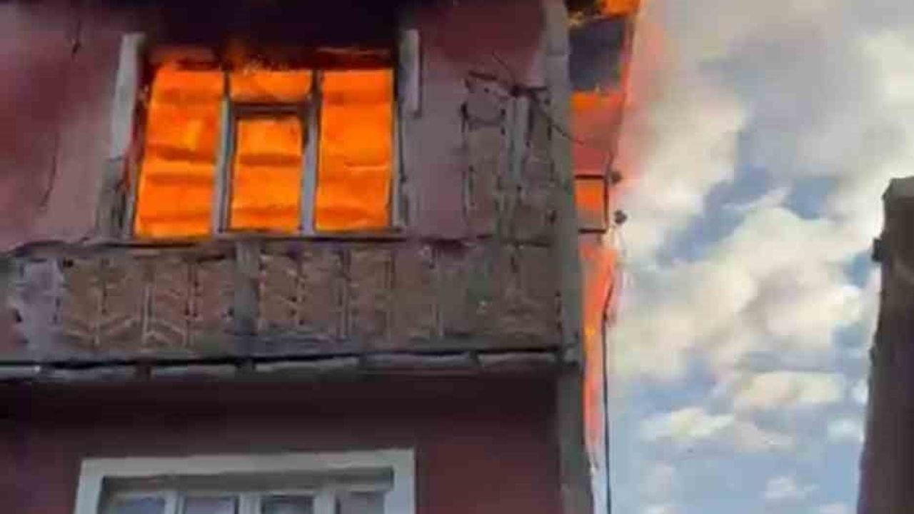 Karamürsel'de elektrikli sobadan çıkan yangın, 3 katlı evde maddi hasar