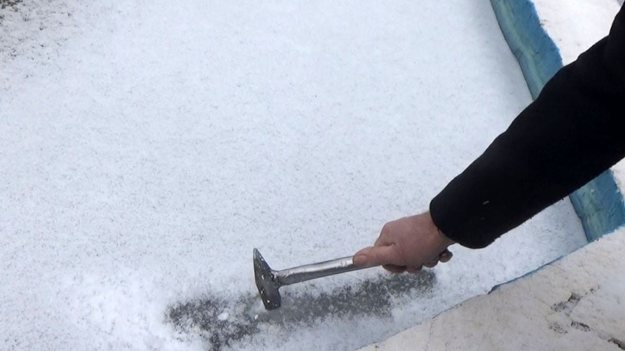 Karapınar'da Aşırı Soğuk: Selimiye Parkı Süs Havuzu Tamamen Dondu