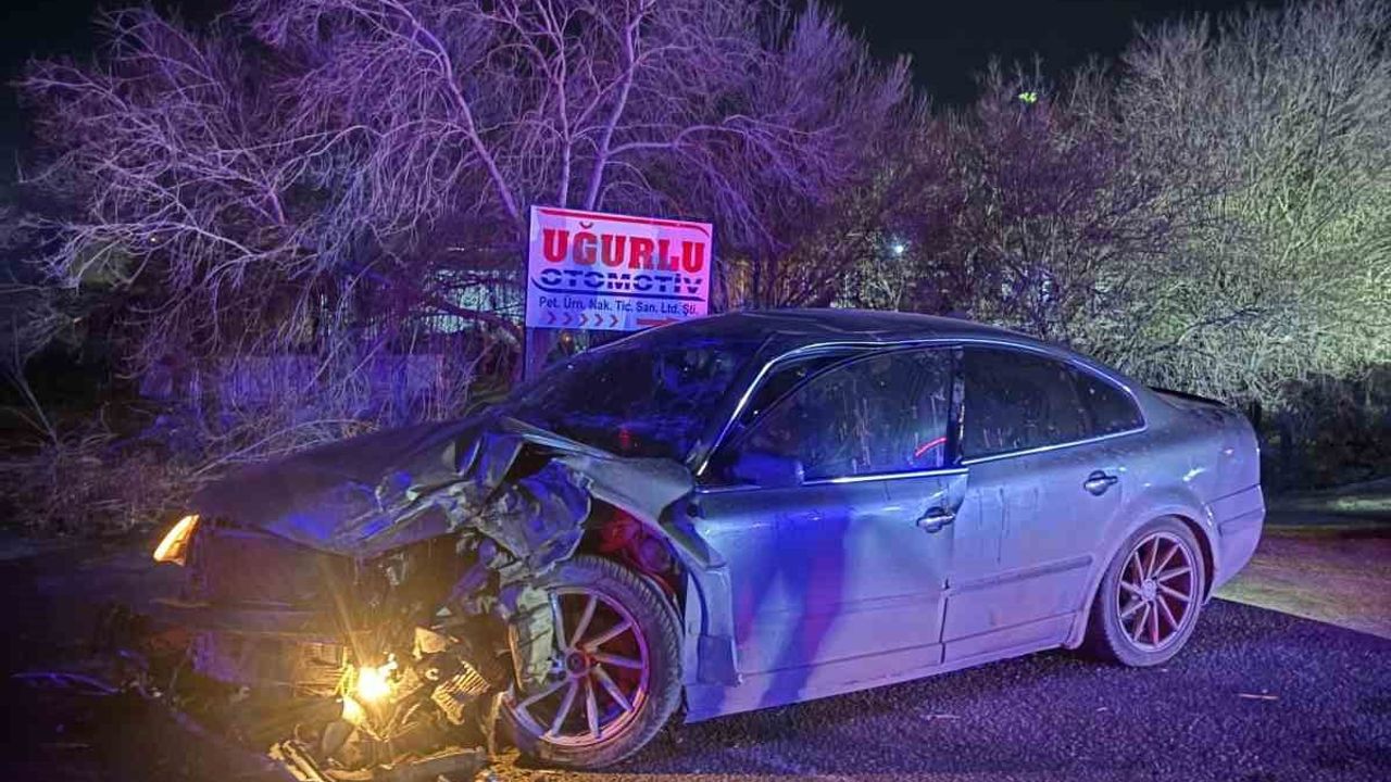 Karapınar'da otomobil ile çekici çarpıştı; 5 kişi yaralandı