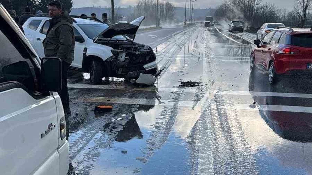 Karasu-Adapazarı yolunda yağış kaynaklı kaza: 8 kişi yara almadan kurtuldu