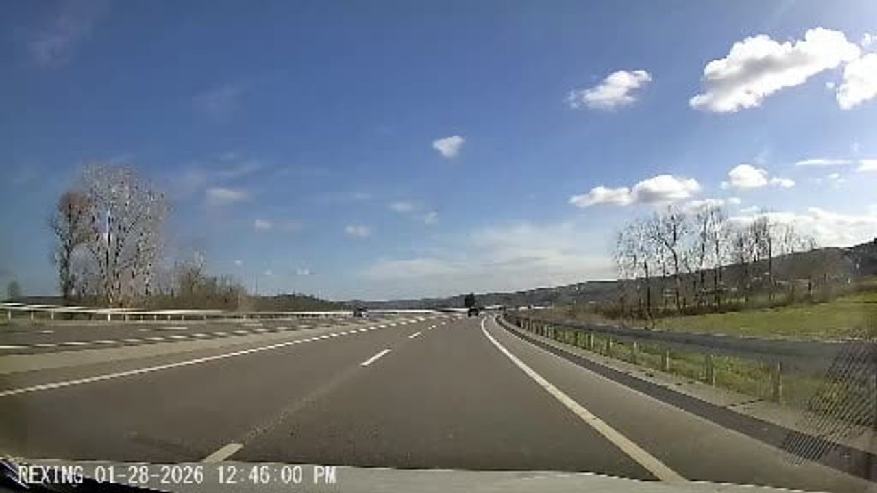 Karasu D-650'de şerit ihlali: 54 AIT 055 plakalı hafif ticari aracın yakın geçişi araç kamerasına yansıdı