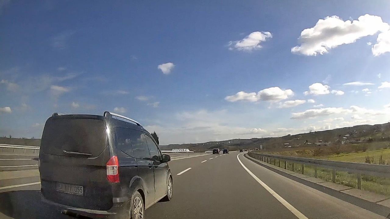 Karasu D-650'de tehlikeli sollama kamerada: 54 AIT 055 plakalı hafif ticari araç silme mesafeyle geçti