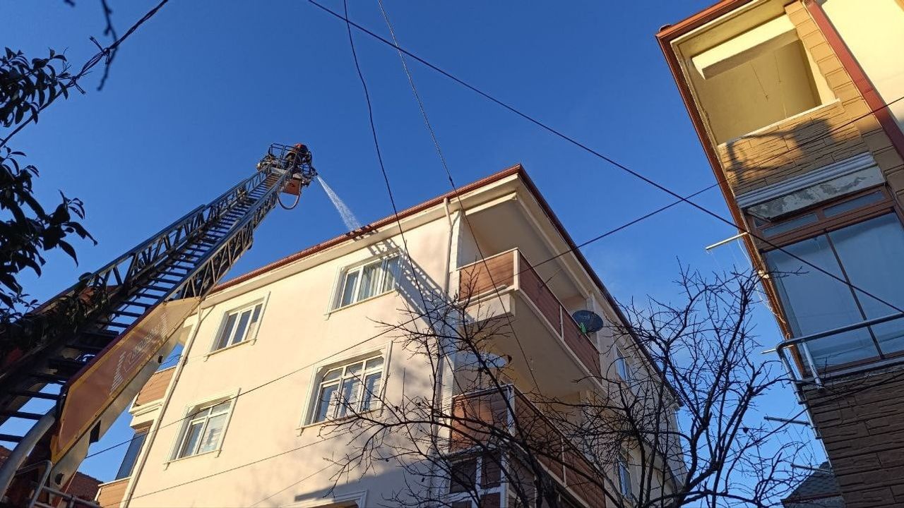 Karasu'da çatı yangını: Mangal alevleri rüzgârla yayıldı, itfaiye müdahalesiyle kontrol altına alındı