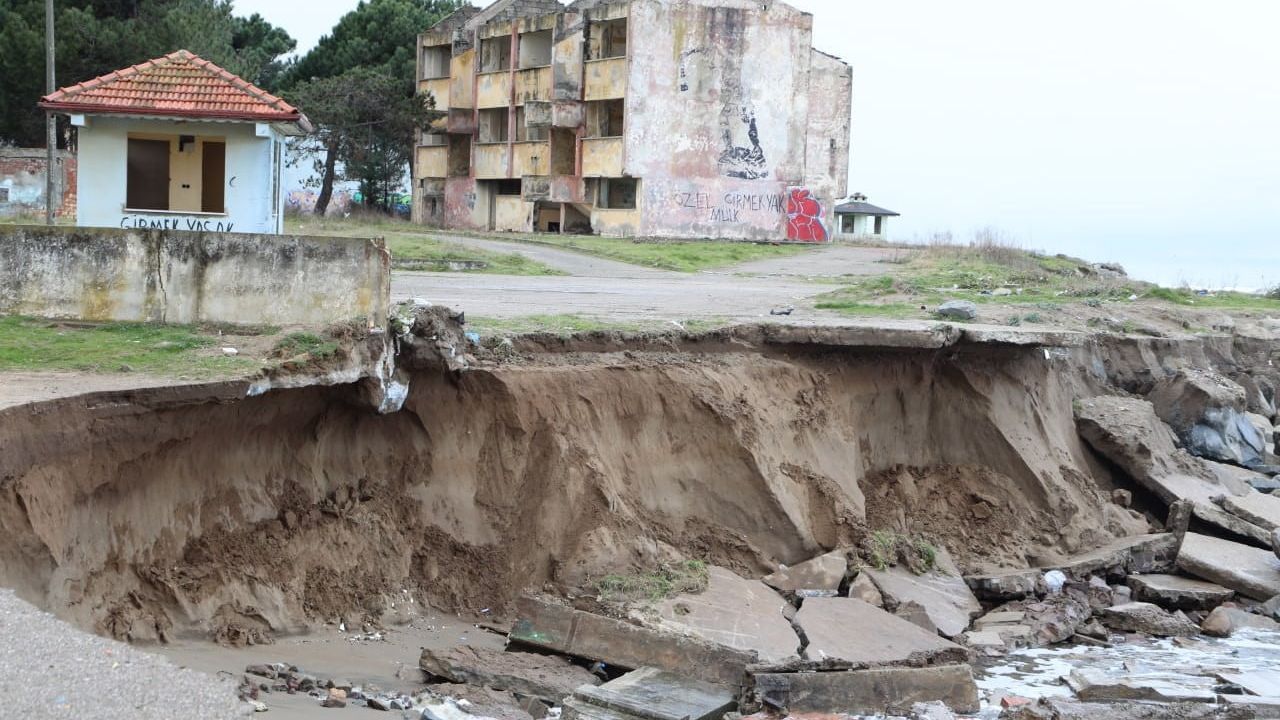 Karasu'da kıyı erozyonu: Deniz bir günde yaklaşık 50 metre içeri girip istinat duvarını yıktı