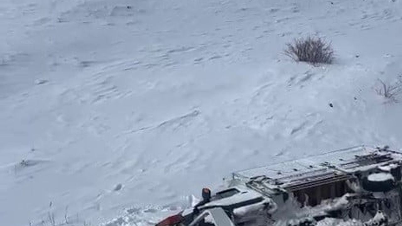 Karayazı'da çekici ve taşıdığı araç şarampole kaydı