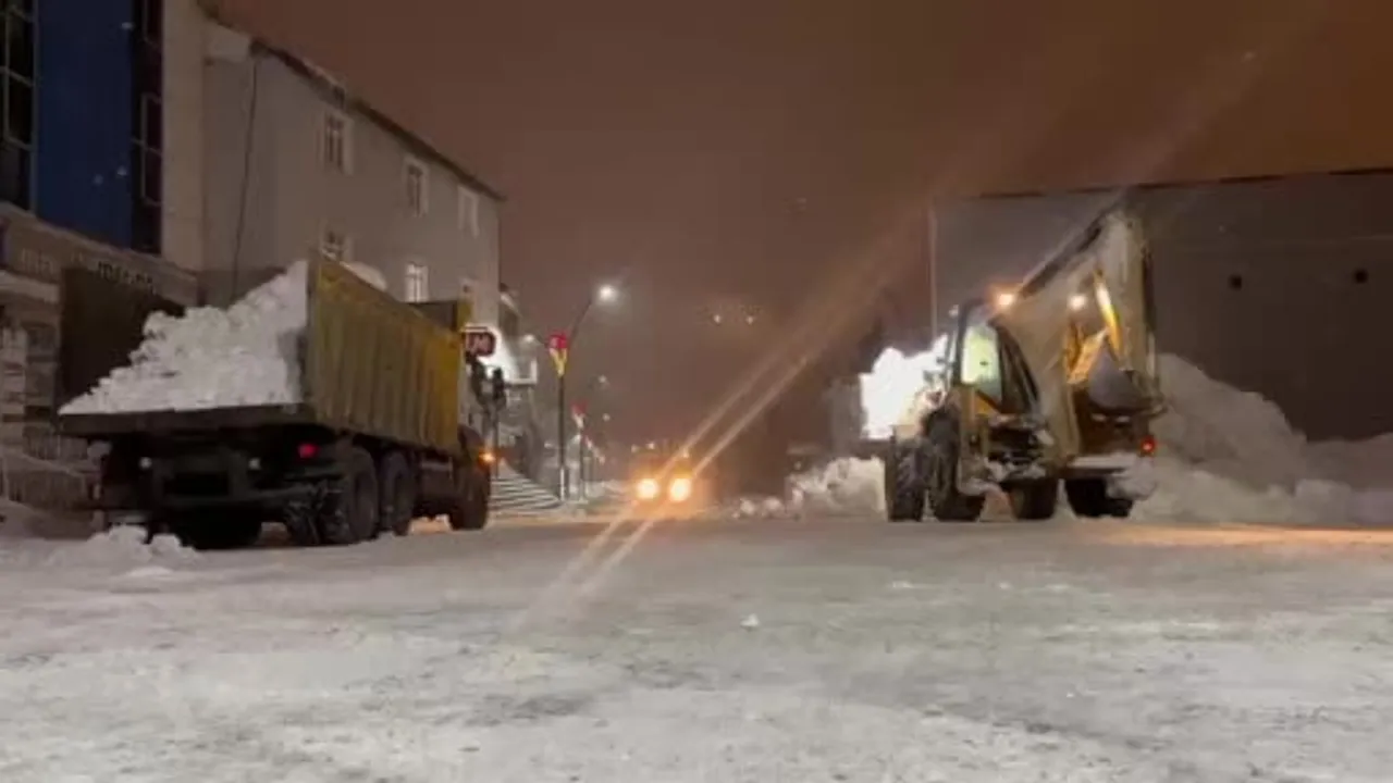 Karayazı'da karla mücadele: 81 köy yolu ulaşıma açıldı