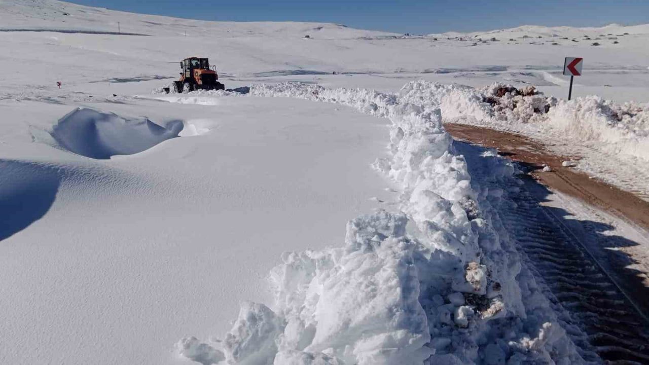 Karayolları 106. Şube Müdürlüğü Bayburt’ta kar küreme ve tuzlama çalışmalarını başlattı