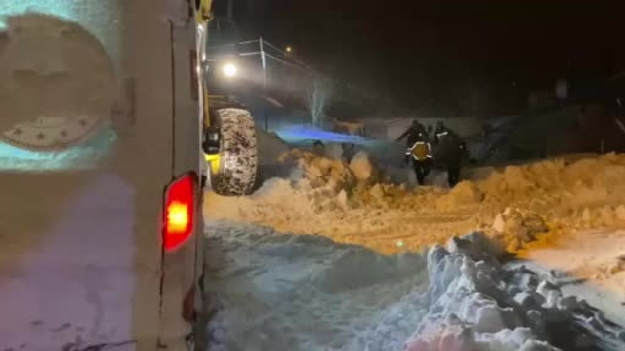 Karla mücadele ekipleri yolu açtı; ambulans Taşağıl Mahallesi'ndeki hastaya ulaştı