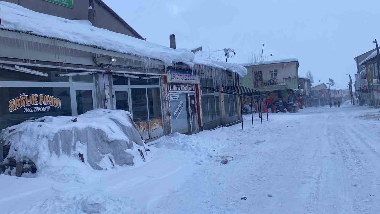 Karlıova'da tipi ve fırtına hayatı aksattı: Esnaf kepenk kapattı