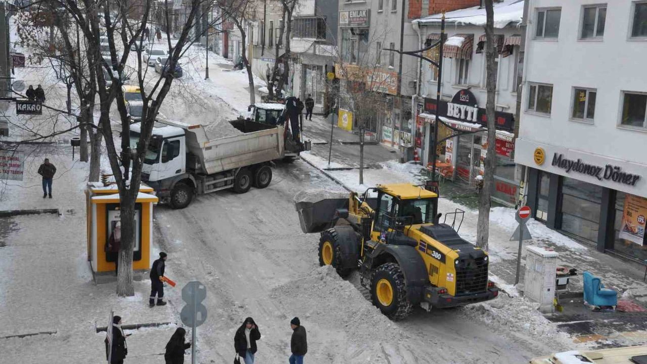 Kars Belediyesi'nin karla mücadelesi: Ana arterlerde yoğun kar küreme ve tuzlama