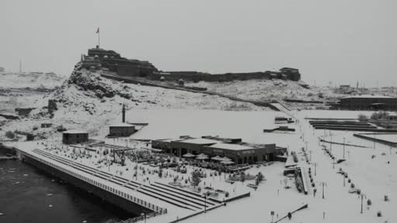 Kars beyaza büründü: Kış, tarihi yapıları karla kapladı