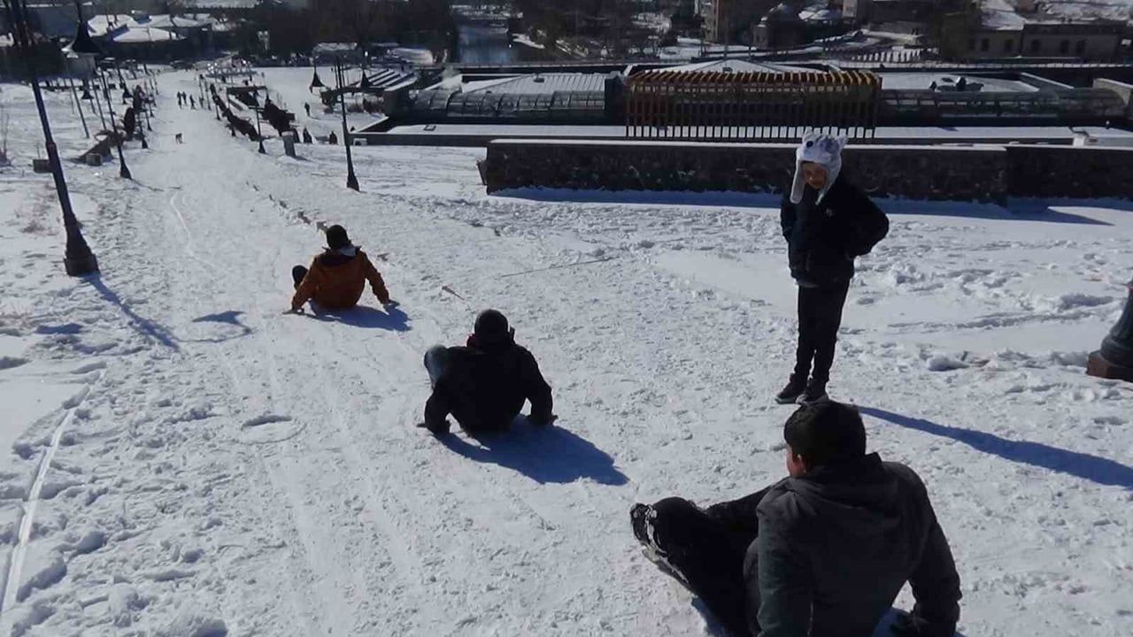 Kars Kalesi yokuşunda kış eğlencesi: Çocuklar kızaklarla kaydı