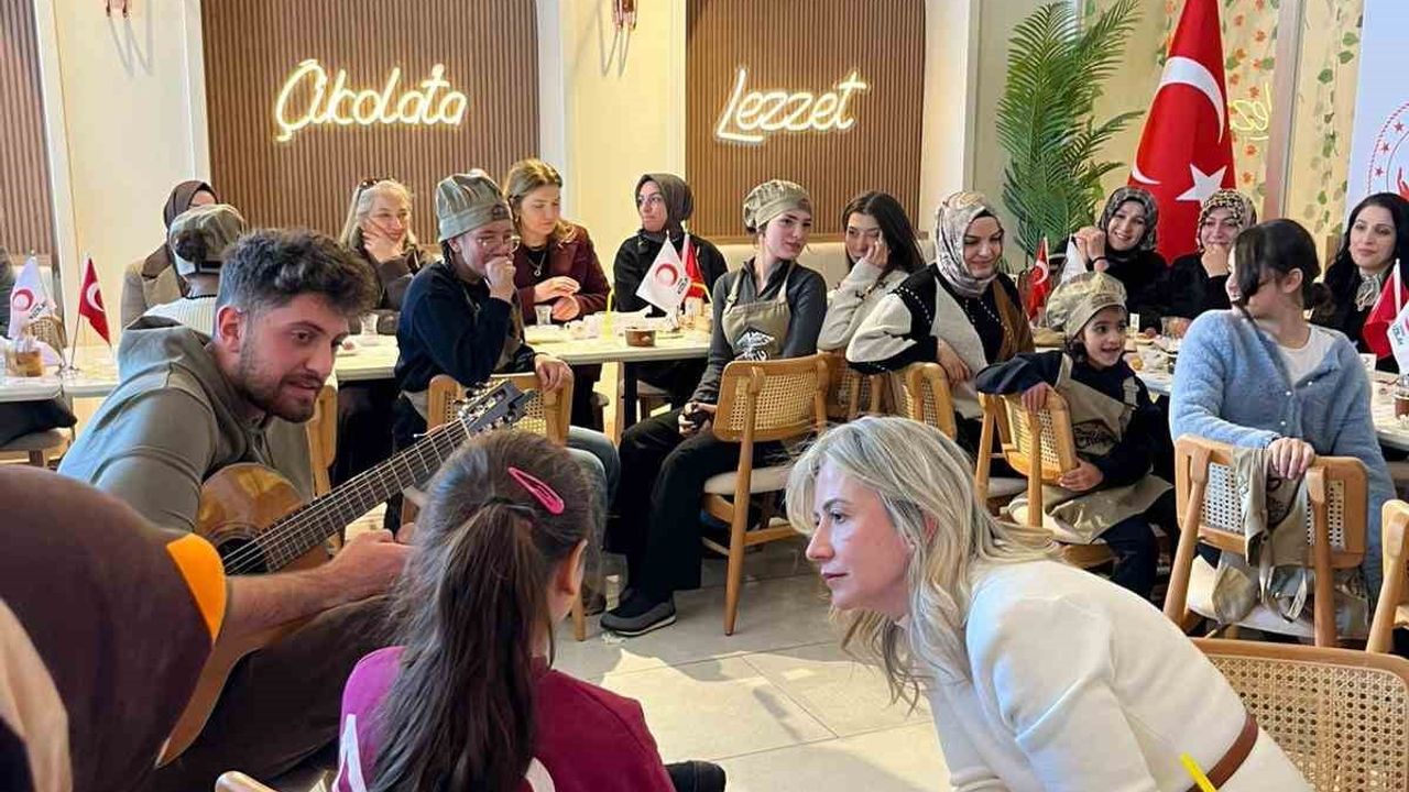 Kars Kızılay’dan sevgi evlerinde kalan çocuklara çikolata etkinliği