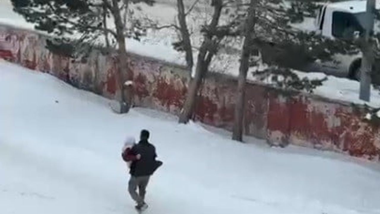 Kars Selim'de Oğul Rahatsızlanan Annesini Kucağında Taşıdı — Görüntüler Sosyal Medyada Viral Oldu