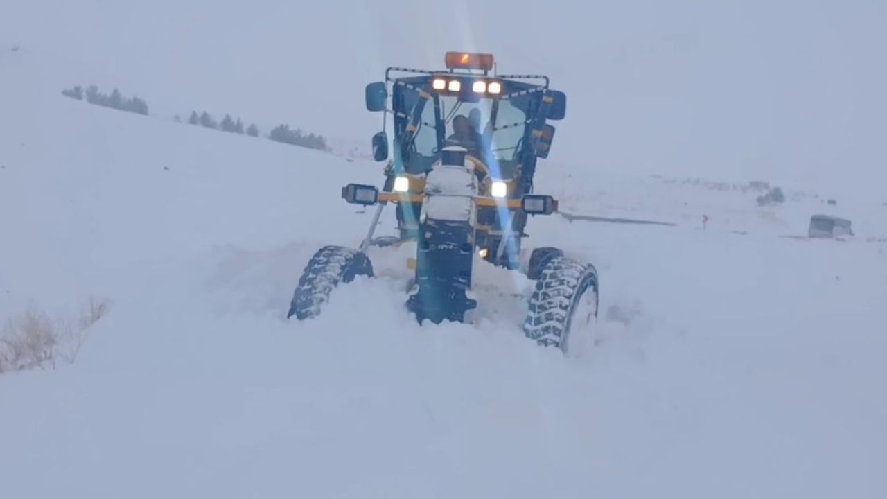 Kars'ta 119 köy yolu kar ve tipi nedeniyle ulaşıma kapalı