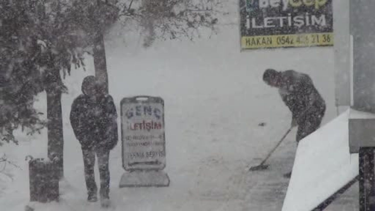 Kars’ta 15 yılın en yoğun kar yağışı: Kent merkezinde bazı bölgelerde kar 2 metreyi aştı