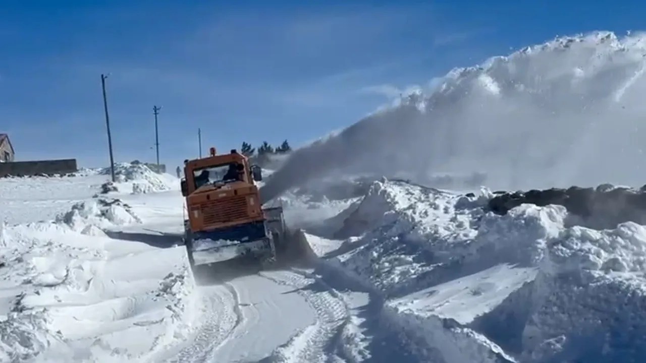 Kars'ta 208 köy yolu kar ve tipiden ulaşıma kapandı