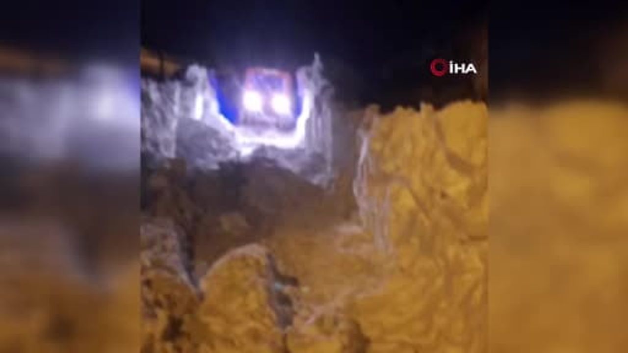 Kars’ta AFAD 8x8 amfibi araçla kar ve tipide mahsur kalan hastaya ulaştı