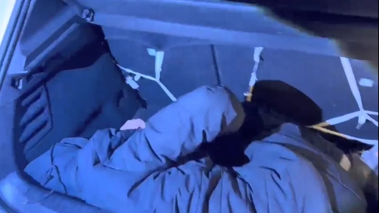 Kars’ta araç bagajlarında 2 düzensiz göçmen yakalandı; 3 organizatör adliyeye sevk edildi